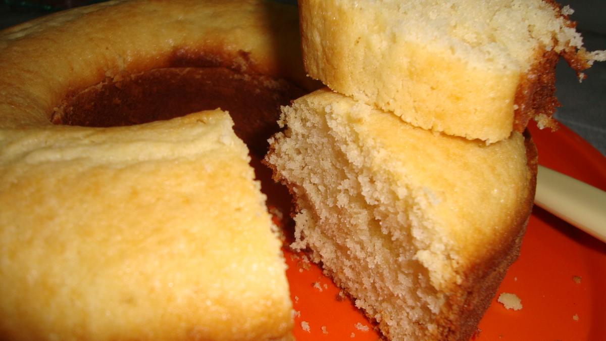 Bolo de trigo com maizena, simples e muito fofinho! Receita por