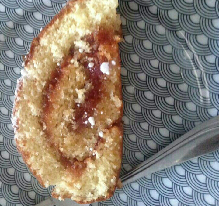 Rocambole com coco e geléia de goiaba