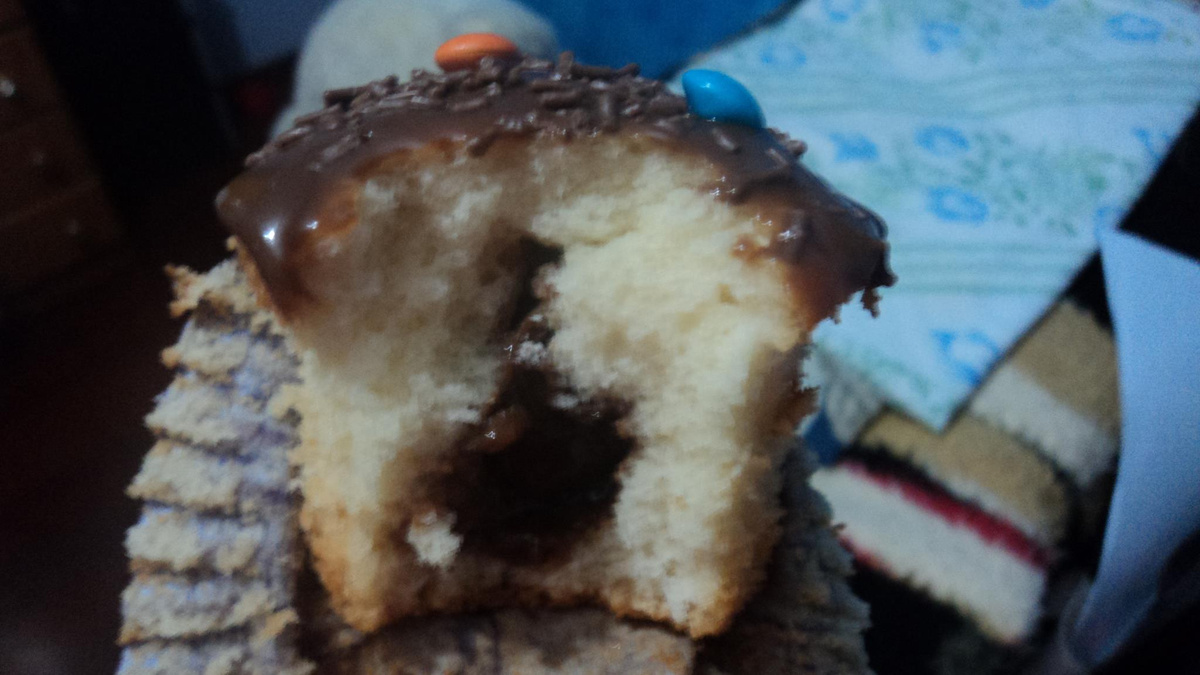 Cupcake tradicional com recheio de brigadeiro