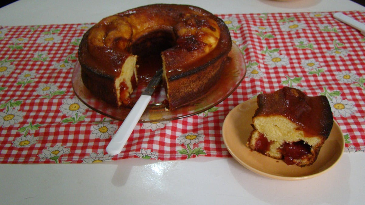 Bolo de fubá com goiabada
