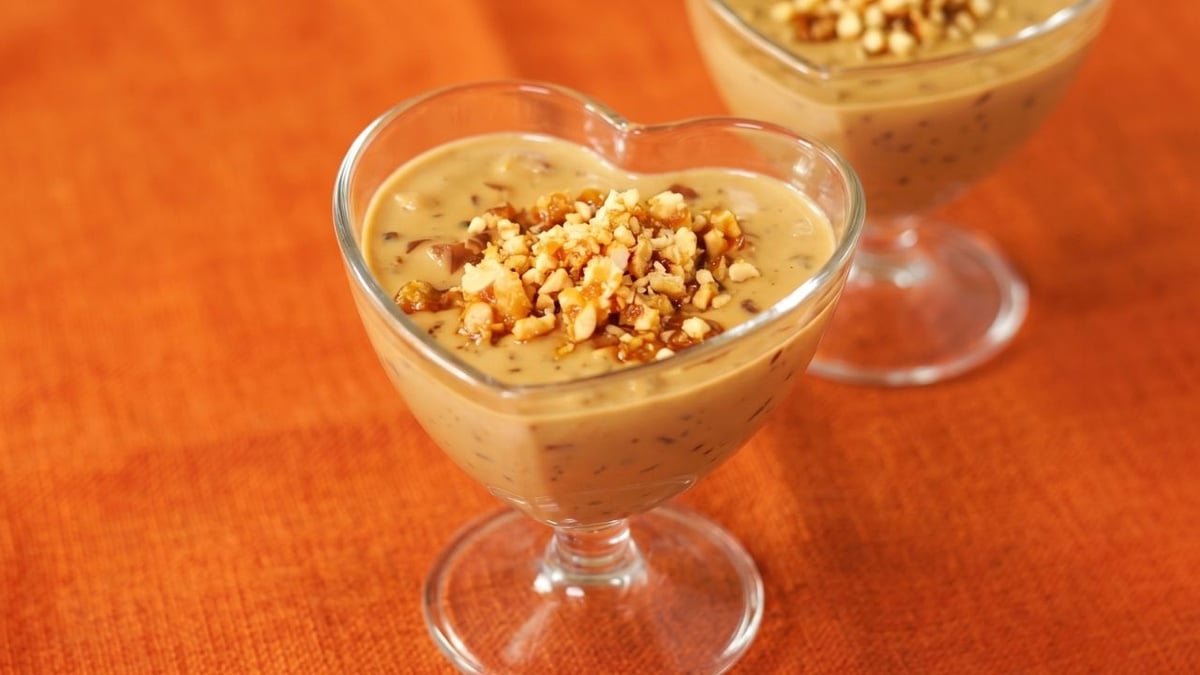 Canjica com doce de leite e finalizada com amendoim