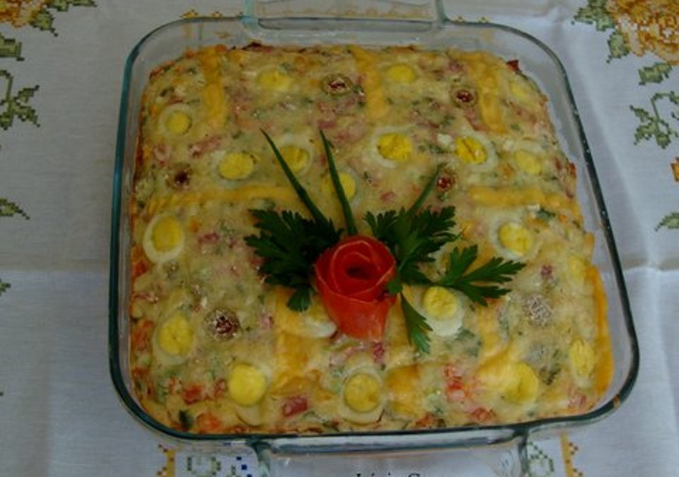 Torta de presunto, queijo e ovinhos de codorna
