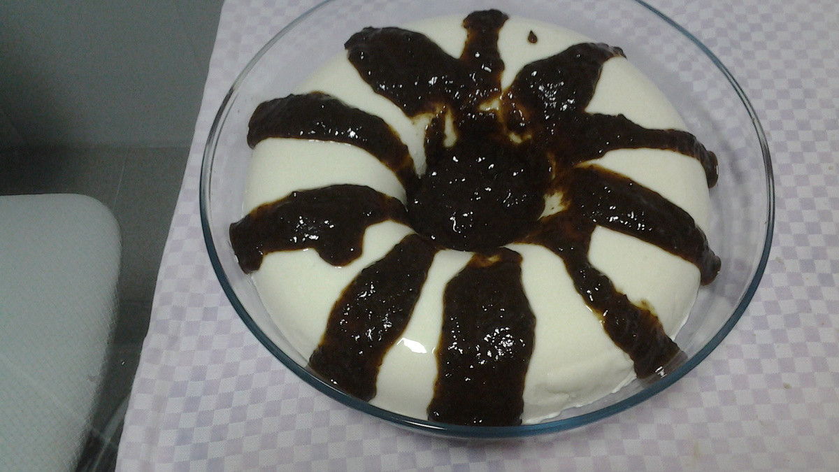 Manjar branco com calda de ameixa
