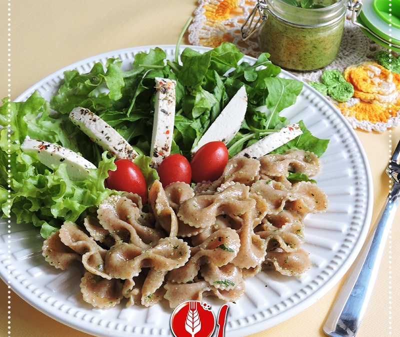 Salada de macarrão integral com pesto de manjericão
