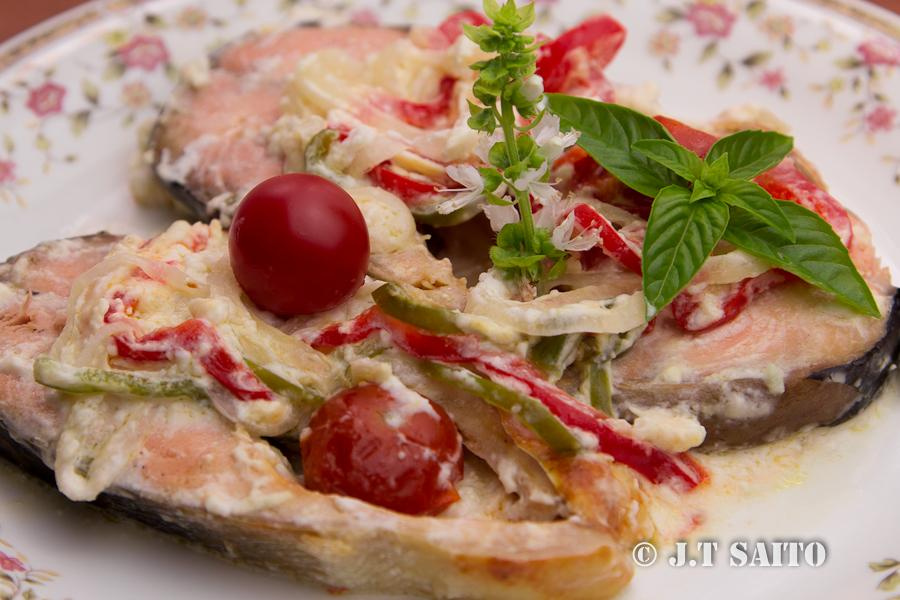 Salmão assado com leite de coco e legumes