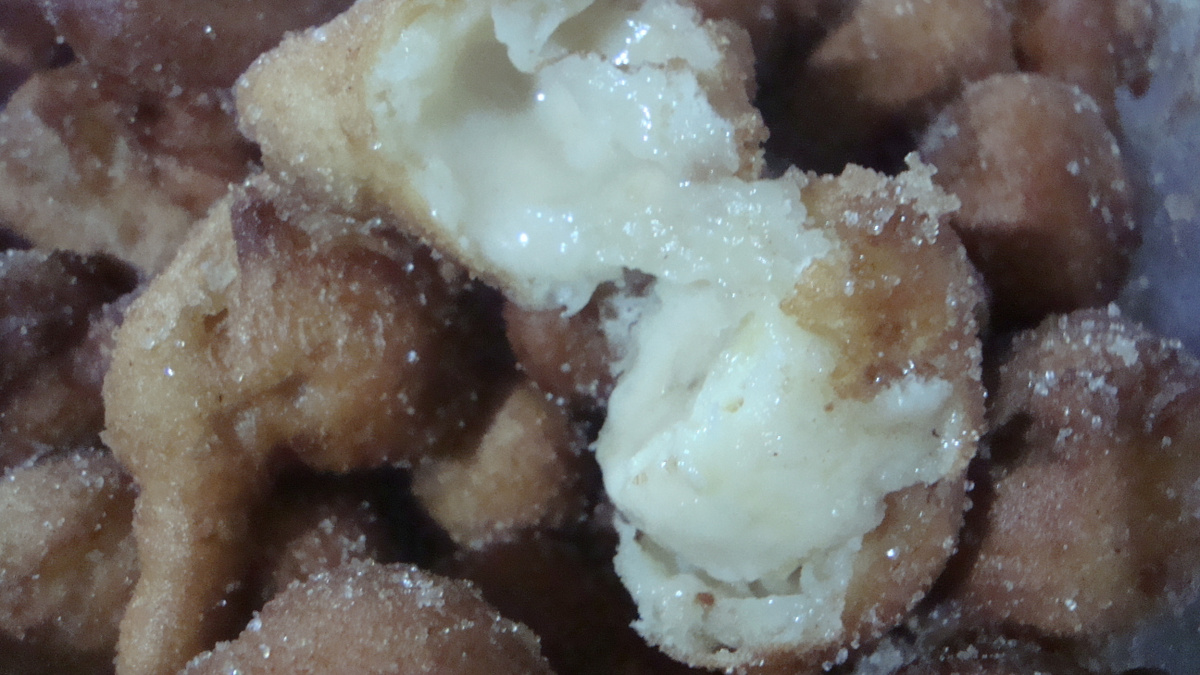Bolinho de chuva recheado com banana