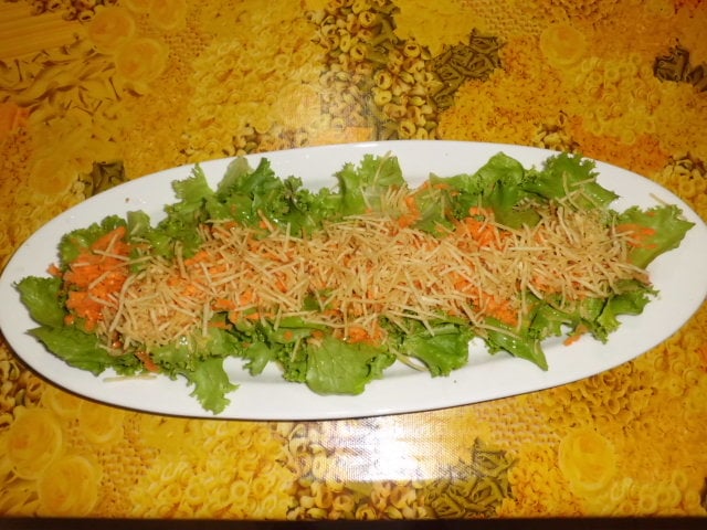 Molho de mostarda com salada de alface, cenoura e batata palha