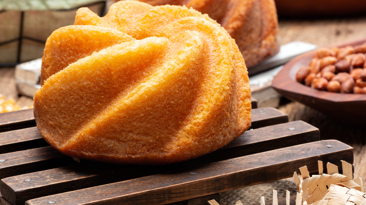 Bolo de fubá com castanha de caju