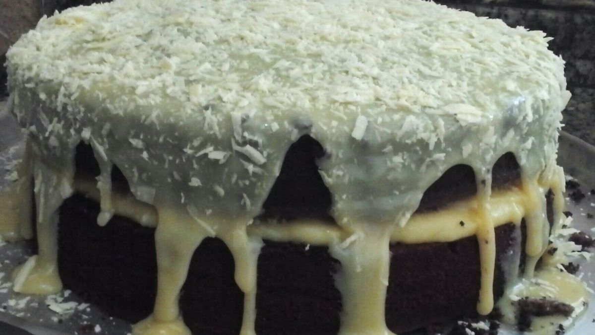 Bolo de chocolate com recheio de coco