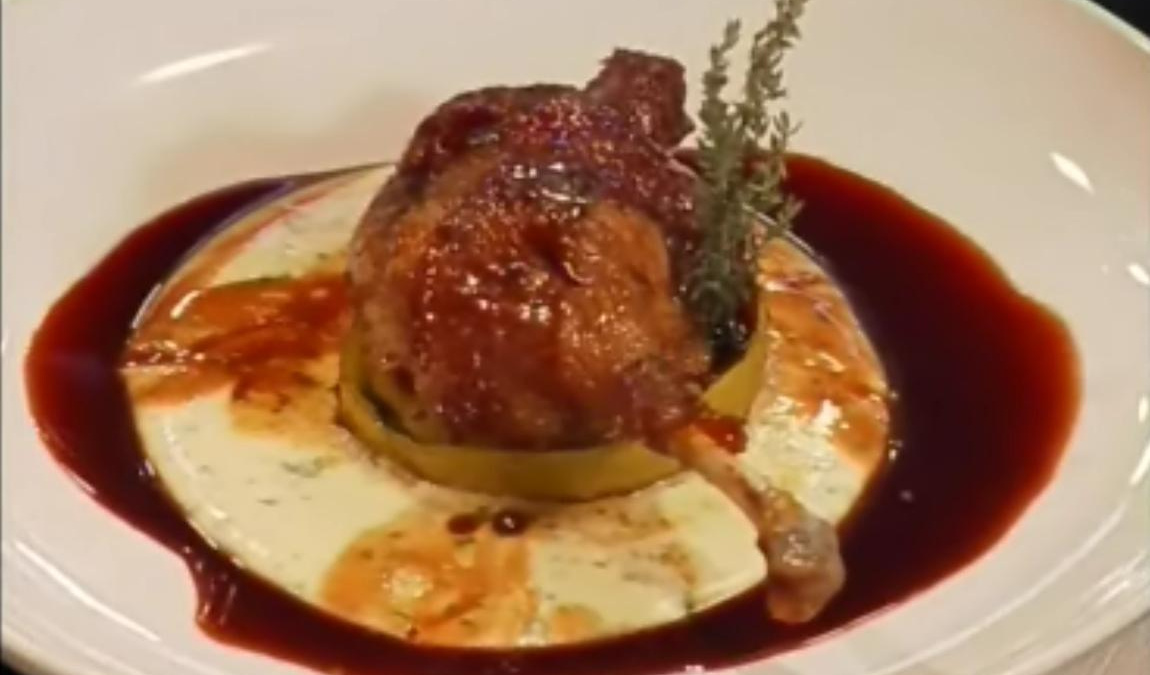 Pato confeitado com maçãs assadas e creme de batatas