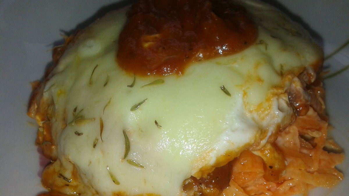 Ovo pochê com salada crocante de cenoura
