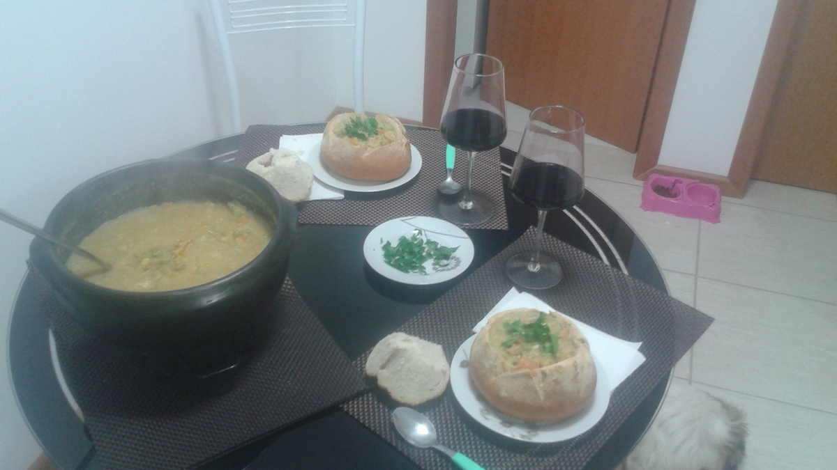 Sopa no pão feita na panela de barro