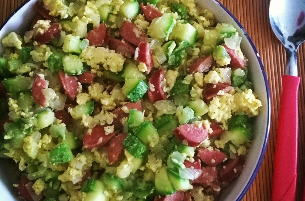Mexidinho de abobrinha com calabresa fininha e ovos
