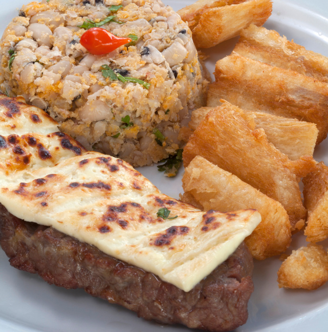 Baião de dois com aipim frito e manteiga de garrafa (originalmente cearense)