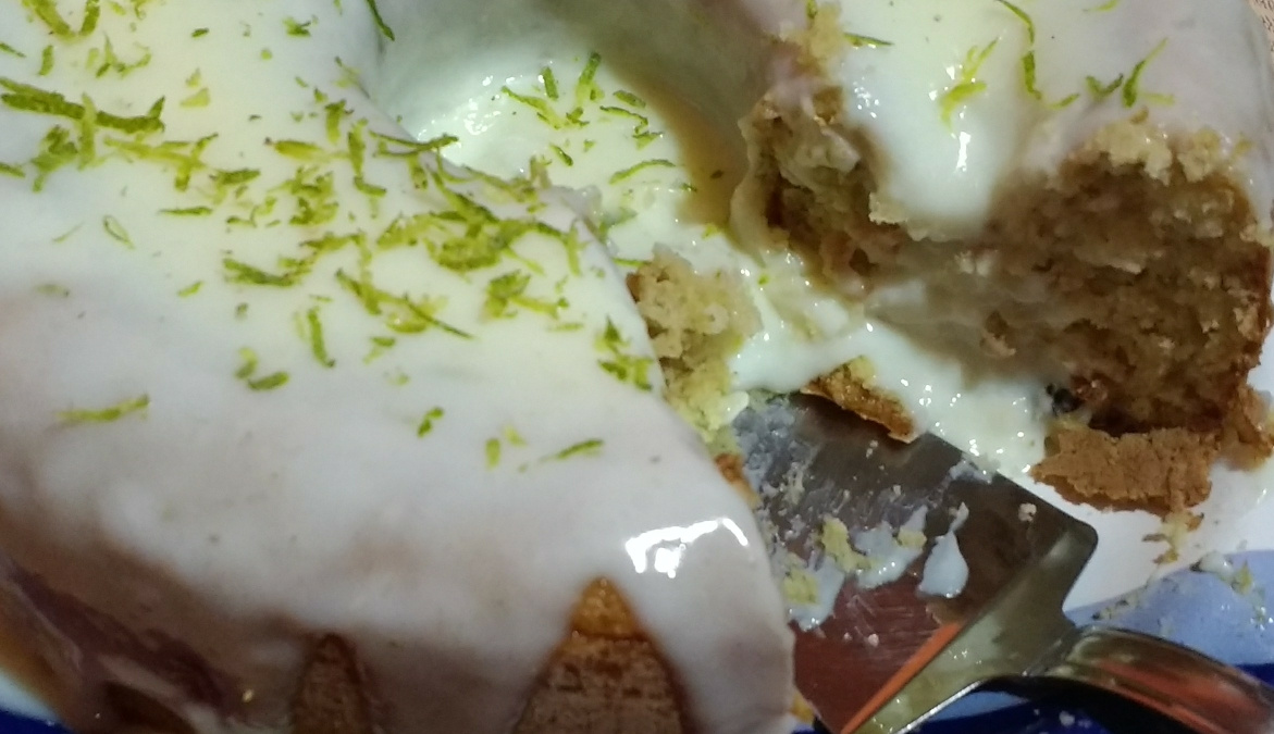 Bolo de limão cravo