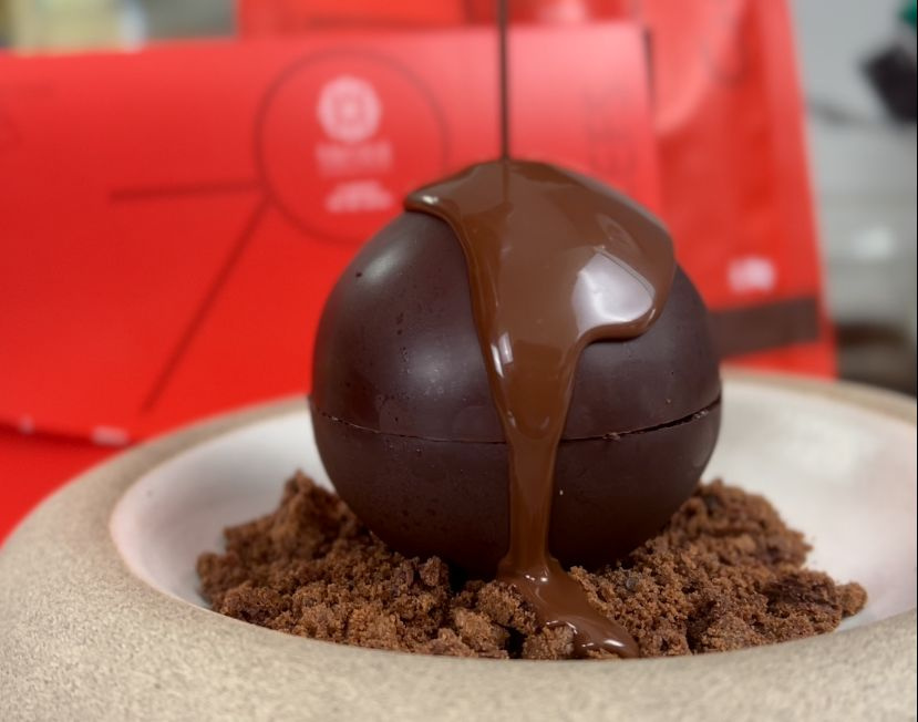 Esfera de chocolate recheada com mousse e cocada cremosa