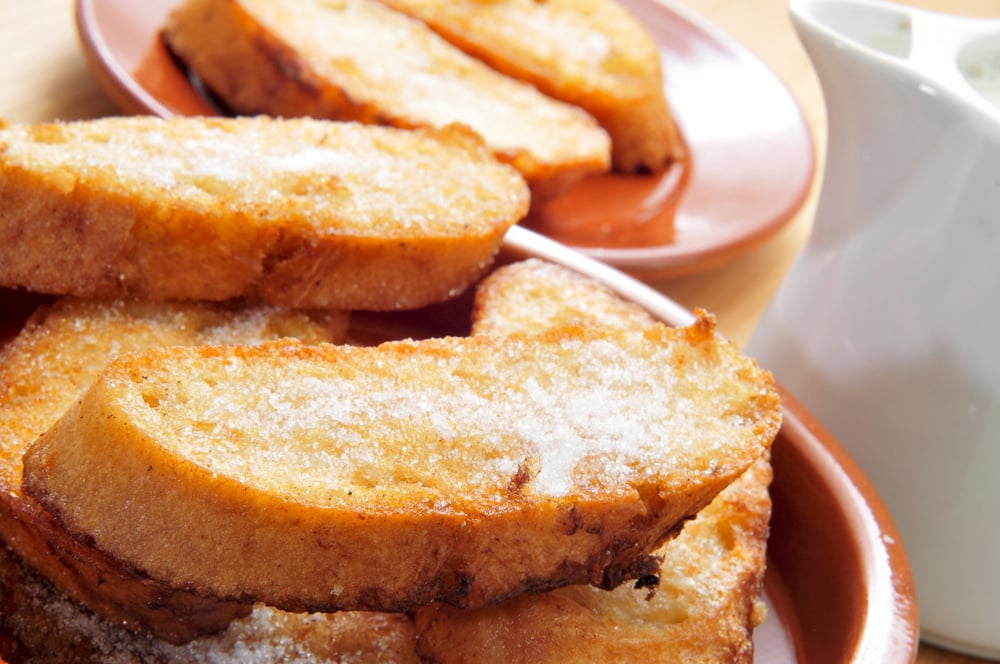 Rabanada com calda de laranja