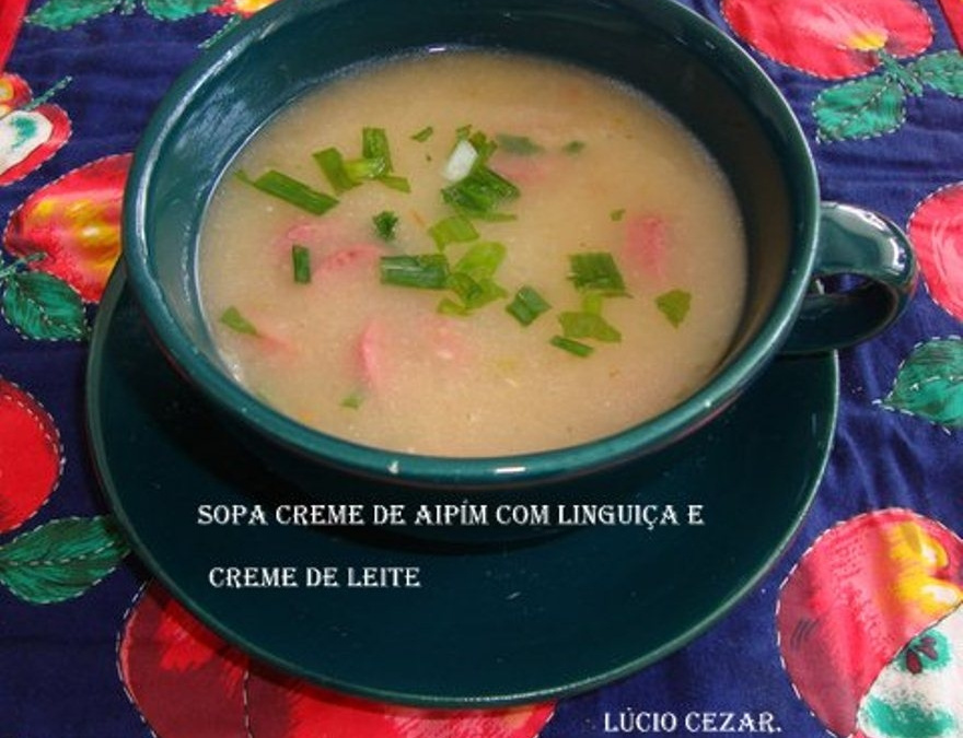 Sopa creme de aipim (mandioca) com linguiça e creme de leite