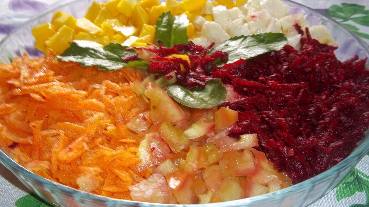 Mistura de salada saudável e dietética com molho de frutas