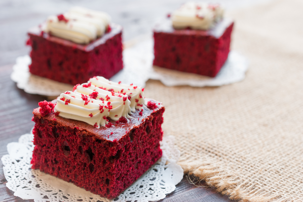 Conjunto de sobremesas bolo de bento de veludo vermelho e cupcakes de veludo  vermelho com morangos