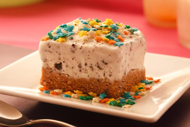 Torta de biscoito e doce de leite com sorvete de flocos