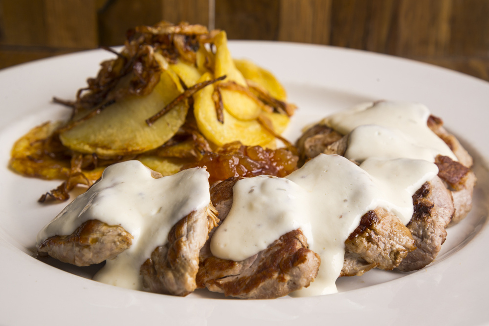 Filé aos 4 queijos com batata Sauté