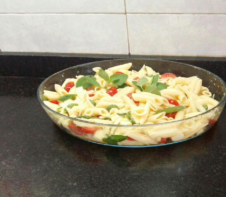 Penne com tomate fresco e mussarela de búfala