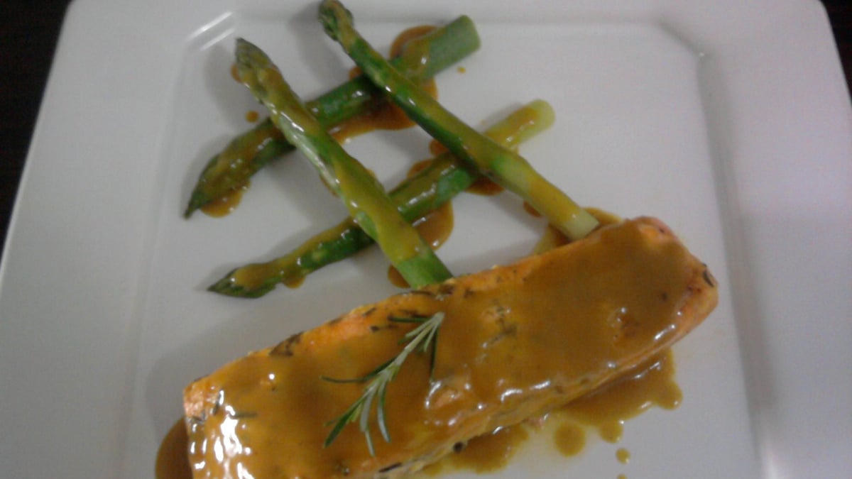 Salmão e aspargos ao molho agridoce