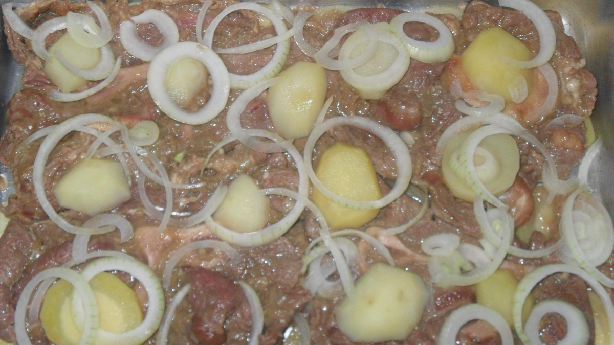 Chuleta assada com batatas