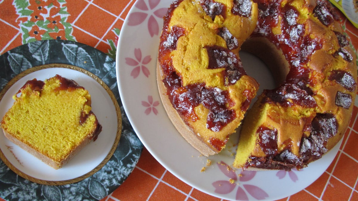 Bolo de fubá com cenoura e goiabada