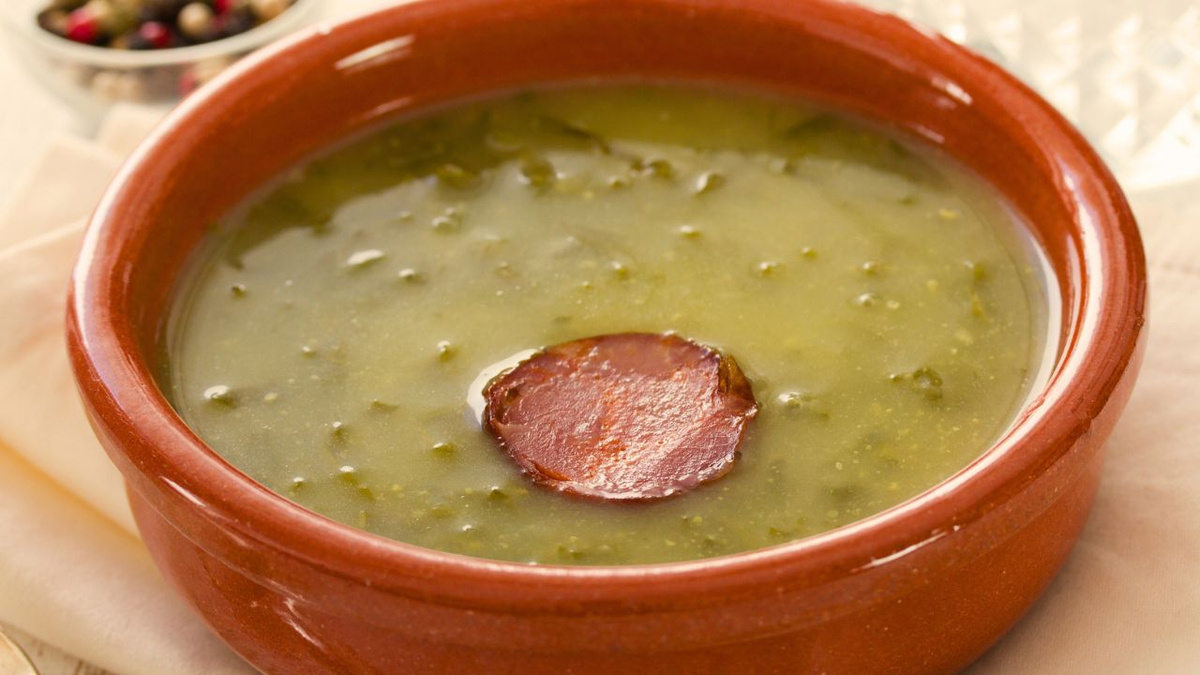 Caldo verde com mandioca e calabresa para variar na receita sem perder no sabor