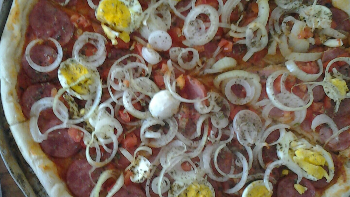 Pizza de calabresa (massa fina)