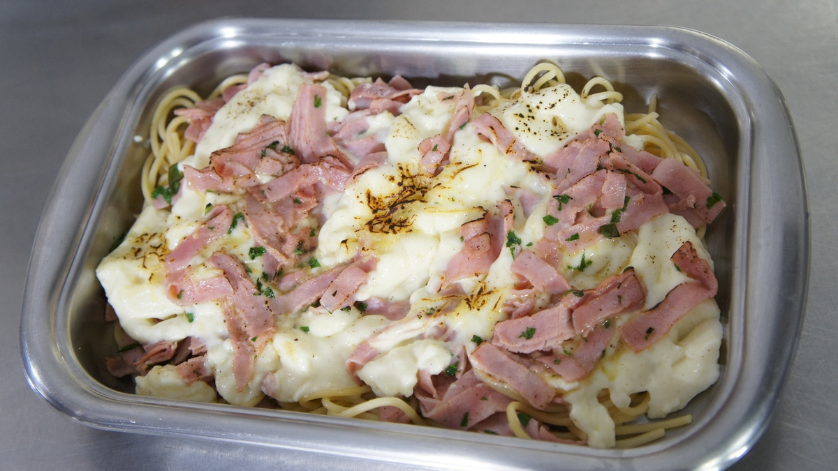 Macarrão com presunto e molho branco