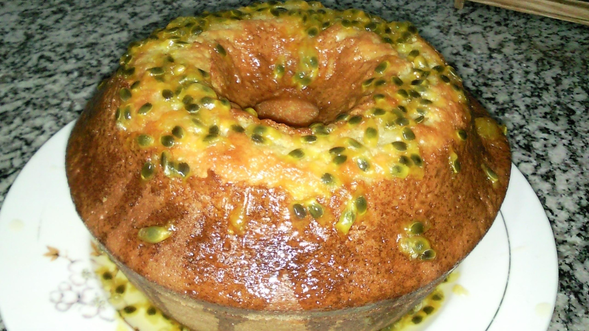 Bolo de maracujá com calda de maracujá
