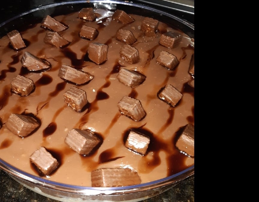 Pavê de biscoito wafer com creme branco e preto