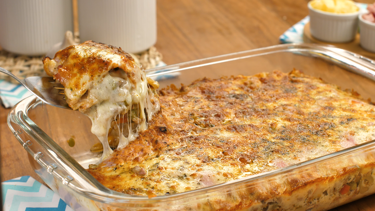 Lasanha de carne moida com queijo e presunto