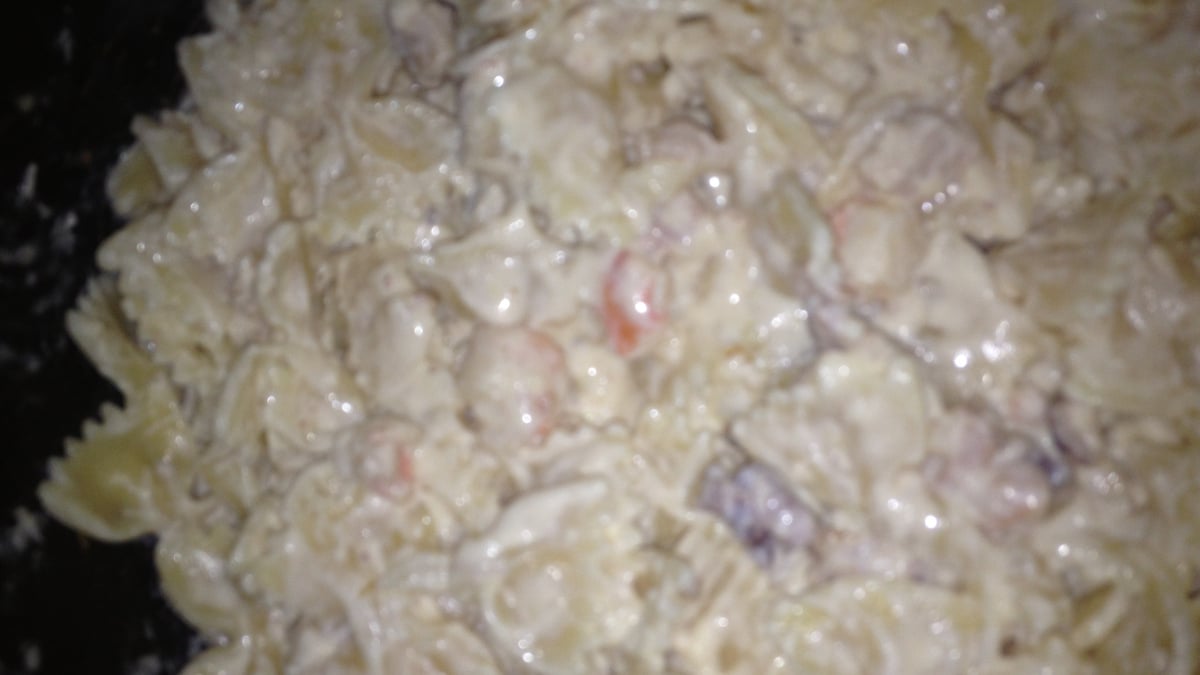 Macarrão ao molho branco com bacon e camarão