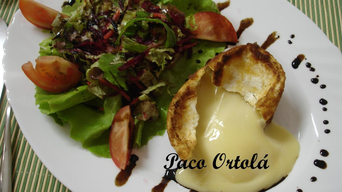 Queijo camembert com mix de folhas