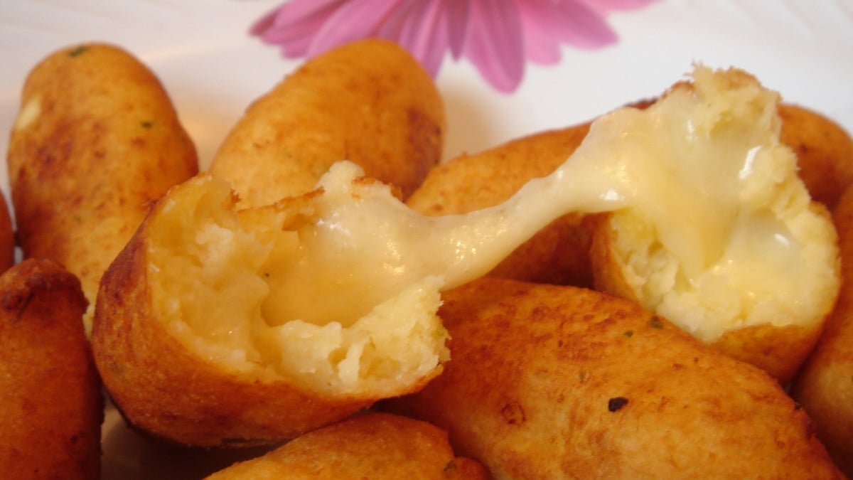 Bolinho de mandioca recheado com queijo