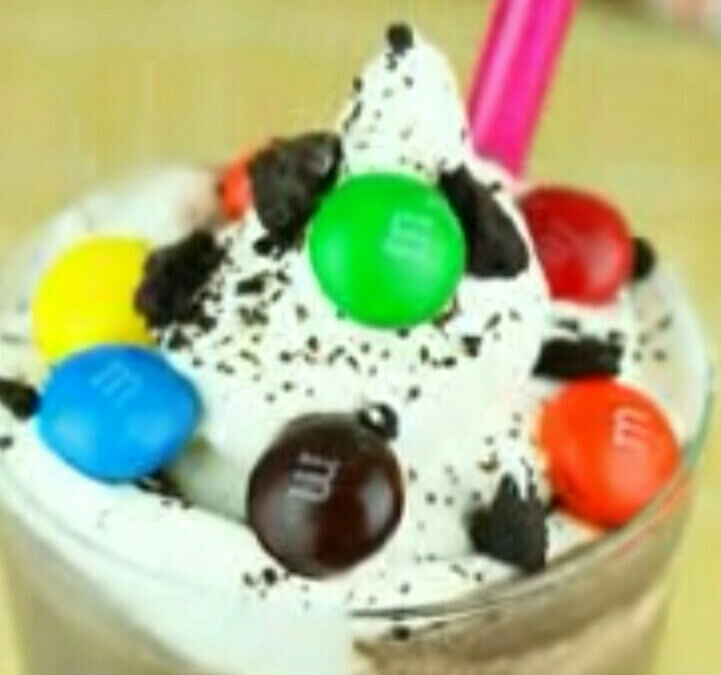 Milk shake de biscoito de chocolate com recheio de baunilha