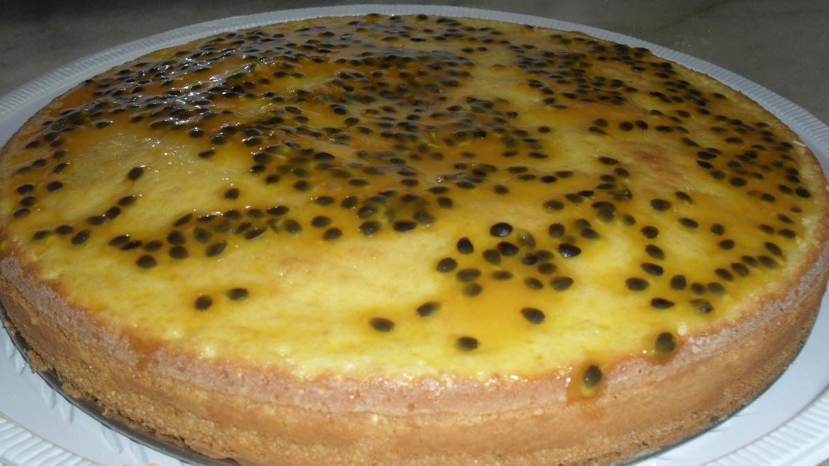 Bolo de maracujá com calda de maracujá