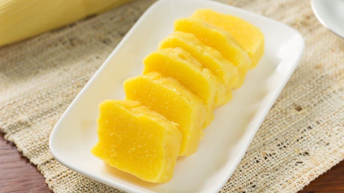 Pamonha doce com queijo (assada)