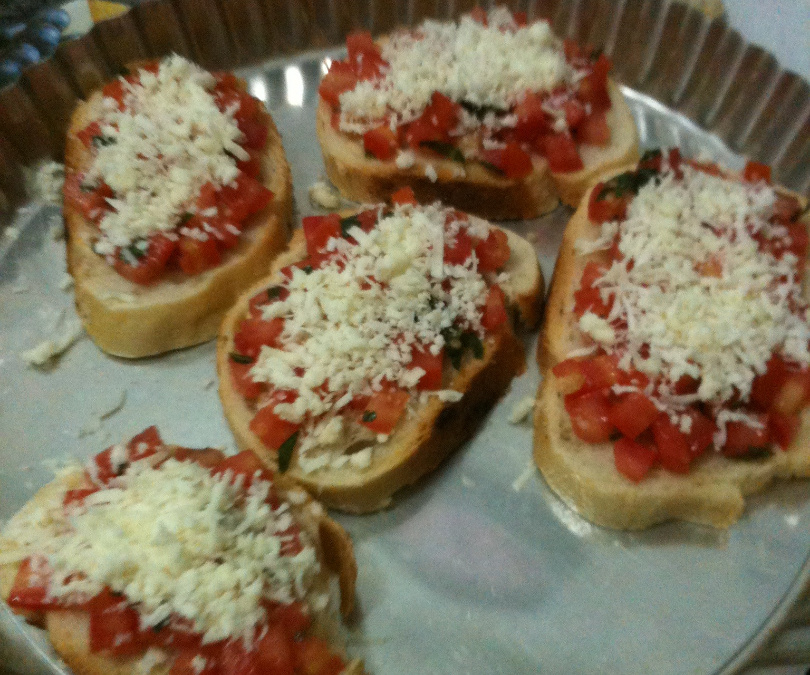 Bruschetta de tomate e manjericão