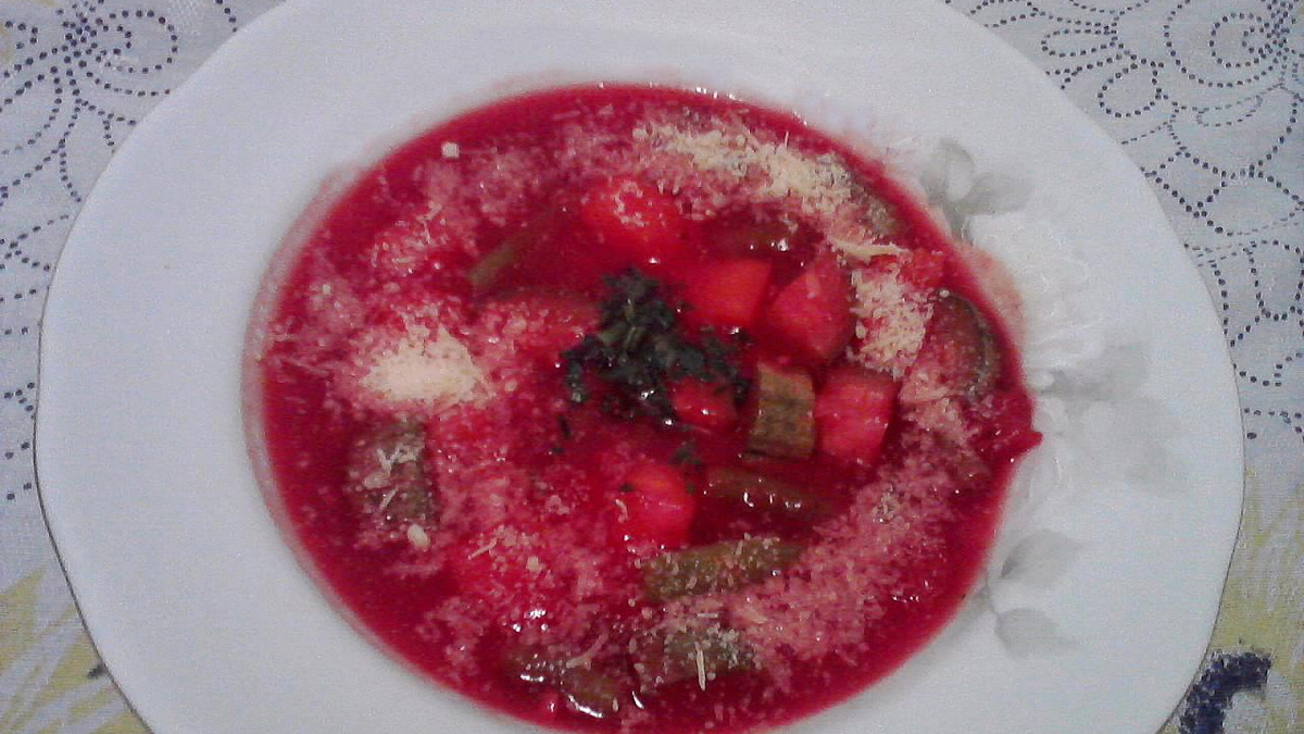 Sopa de legumes com beterraba