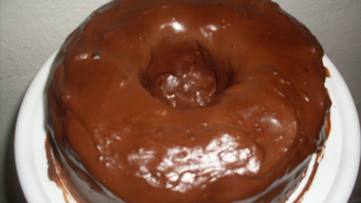Bolo de milho com cobertura de chocolate