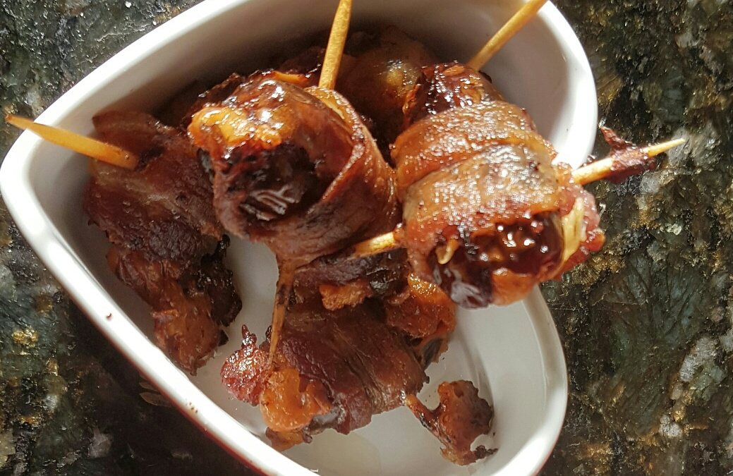 Petisco para o natal: tâmara com queijo e bacon