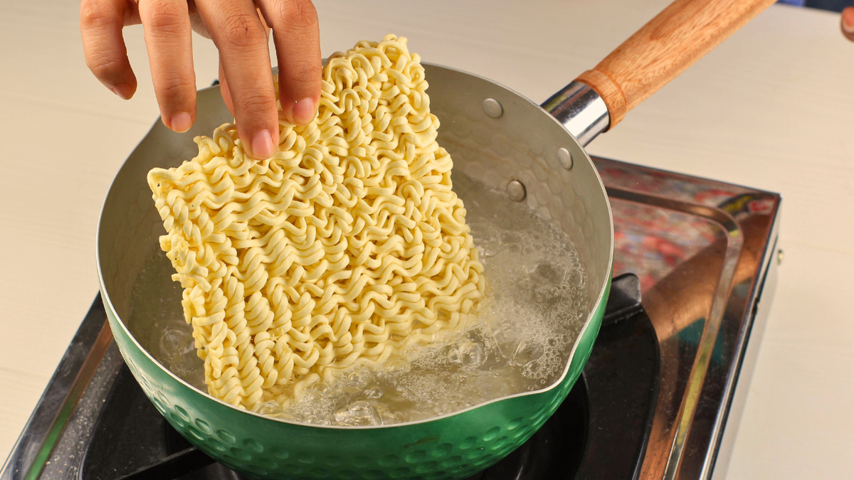 Benefícios de comer miojo: manda esse conteúdo pra sua amiga que faz do  macarrão instantâneo uma refeição - TudoGostoso