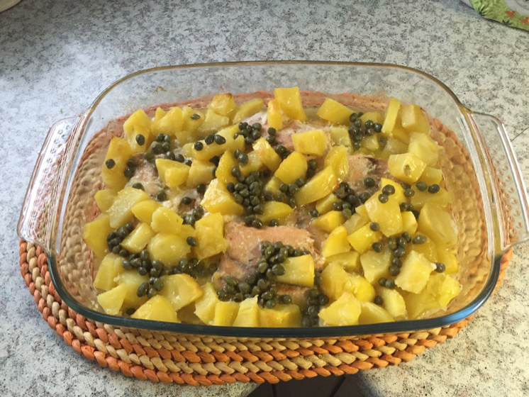 Salmão ao forno com molho de manteiga com alcaparras