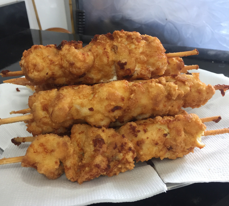 Espetinho de frango empanado