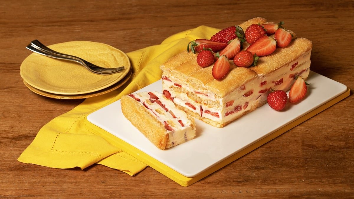 Pavê de morango com biscoito champanhe